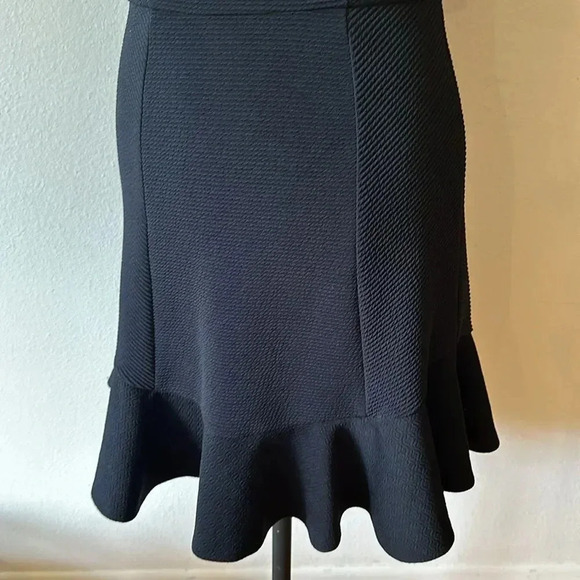 HD in Paris sz 2 little black dress, cap sleeves, back zip with ruffle bottom - Picture 3 of 9
